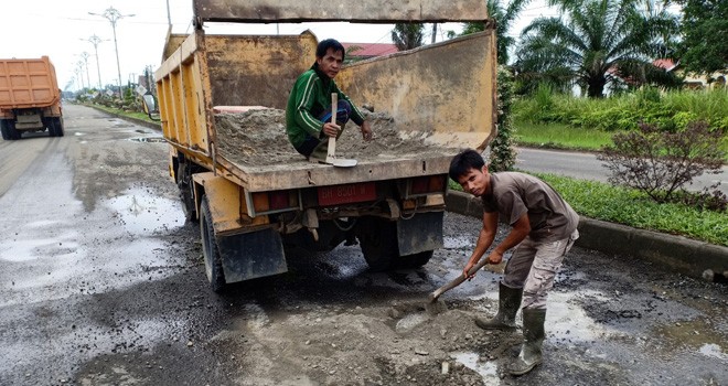 Pemkab Tebo Tambal Jalan Nasional. Foto : Munasdi / Jambiupdate