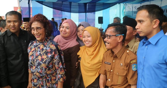 Staf khusus pimpinan DPR RI, Dipo Nurhadi Ilham bersama Menteri Susi Pudjiastuti ketika berkujung ke Kerinci. Foto : Ist