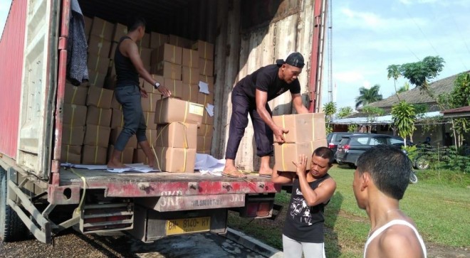 Para pekerja tengah membongkar surat suara Pemilu untuk Kabupaten dari truk pengiriman, Senin (11/2) kemarin. Foto : Munasdi / Jambiupdate