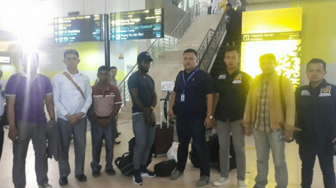 Terlihat Dua WNA yang di Dideportasi. 
