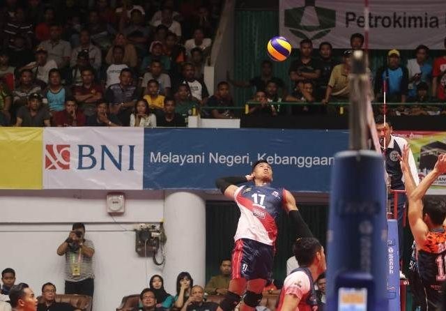 Rendy Tamamilang (kiri) menjadi motor Samator untuk mengejar gelar juara Proliga 2019. (Dok PBVSI)