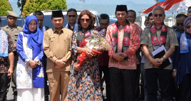 Sekda saat mendampingi Menteri Kelautan dan Perikanan Republik Indondesia, Susi Pudjiastuti di kawasan Objek Wisata Sanggaran Agung Kabupaten Kerinci, Senin (11/02). Foto : Ist