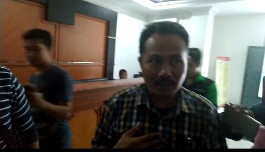 M Juber terlihat masuk ke gedung Polda Jambi.