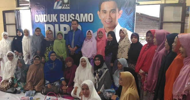 Puluhan emak-emak usai tampak semangat usai menggelar silaturahmi dengan Calon anggota DPR RI, Dipo Nurhadi Ilham. Foto : Ist