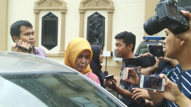 Sekretaris Dewan Provinsi Jambi, Emi Nopisah diperiksa penyidik KPK di Polda Jambi, hari ini (13/2).