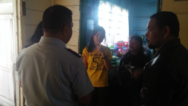 Terlihat Mahasiswi Filipina yang ditemukan di pabrik teh. Foto : Gusnadi / Jambiupdate