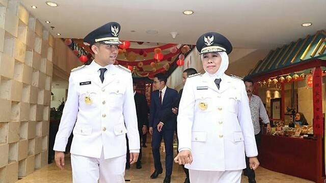 Gubernur Jawa Timur Khofifah Inda Parawangsa dan wakil gubernur Emil Elistianto Dardak saat akan dilantik di Istana Negara, Rabu (13/2). (FEDRIK TARIGAN/ JAWA POS)