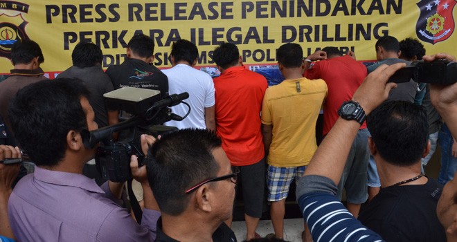 10 pelaku pengangkutan 20 ton minyak ilegal saat diekspose di Mapolda Jambi, Kamis (13/2). Foto : M Ridwan / Jambi Ekspres