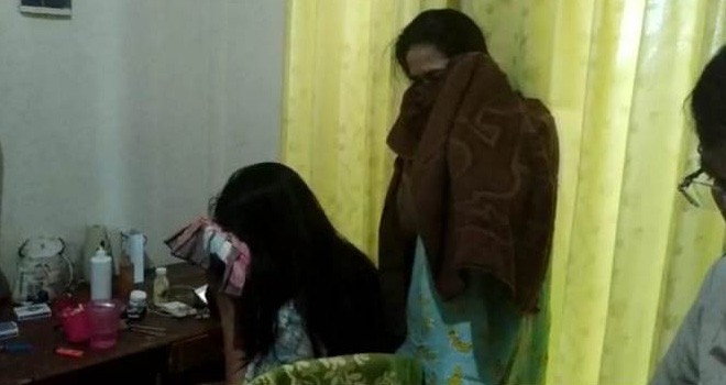 Petugas saat melakukan tes urine terhadap penghuni kos ketika Operasi Antik yang dilakukan anggota Ditresnarkoba Polda Jambi, Kamis (14/2). Foto : Ist
