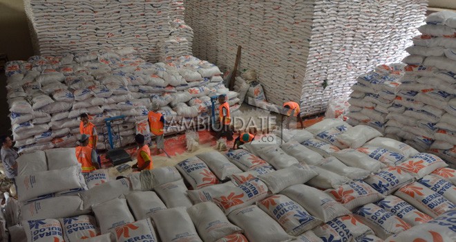 Petugas sedang mengangkut beras di gudang Bulog. Saat ini ada dua daerah di Jambi yang masih defisit beras. Foto : Dok Jambiupdate
