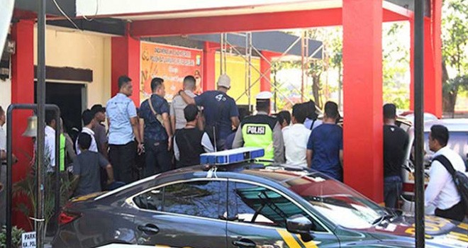 Polisi saat mengevakuasi Bripka Kristian Tembak Kepala Sendiri. Foto : Cecep Mulyana / JPG