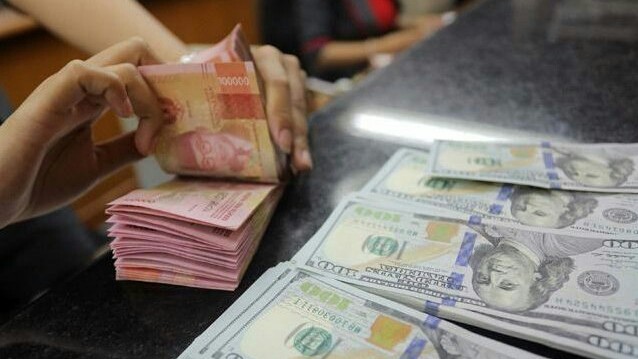 Ilustrasi mata uang Rupiah dan Dolar AS. (Dok. JawaPos.com)