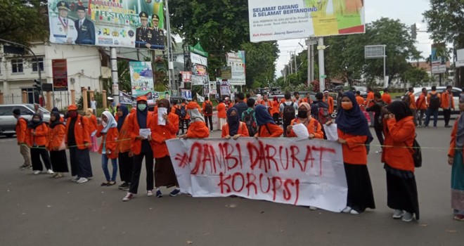 Mahasiswa Unja Gelar Demo Melingkar di Simpang BI. Foto : Andri / Jambiupdate