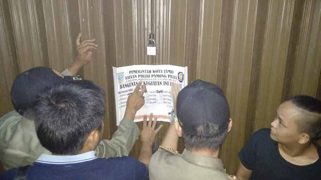 Satpol PP Kota Jambi Segel Cafe VSop. Foto : Hafiz / Jambiupdate