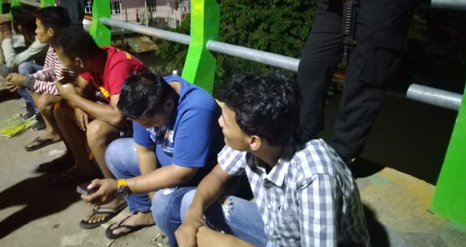 Sejumlah pria yang terjaring razia anggota Ditresnarkoba Polda Jambi, Sabtu (17/2) malam. Foto : Ist