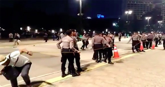 Lokasi ledakan di dekat Debat Capres 2019 dipasangi garis polisi. Foto : Pojoksatu