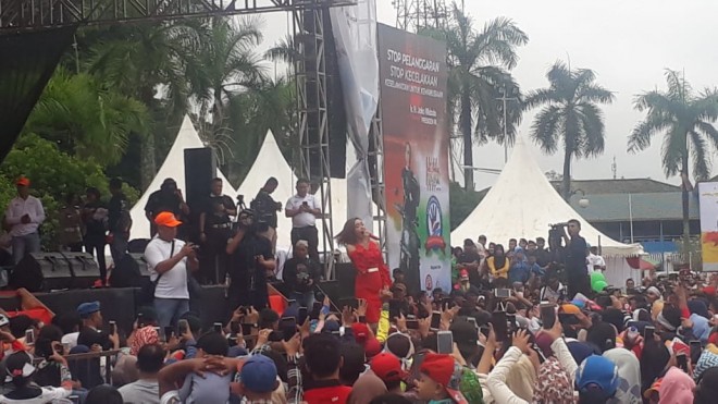 Cita Citata Hipnotis ribuan peserta acara Millennial Road Safety Festival, Minggu (17/2)