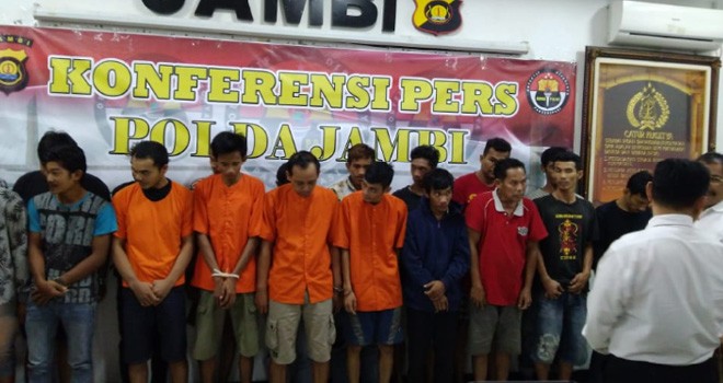 Sejumlah tersangka kasus narkoba saat diekspose ke media di Mapolda Jambi, Senin (18/2). Doni Saputra / Jambiupdate