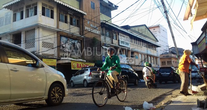 Parkir dalam kawasan pasar masih belum beraturan. Pemkot Jambi akan membangun eks istana anak menjadi pusat parkir terpadu. Kawasan pasar akan dijadikan pusat wisata kuliner malam. Foto : M Ridwan / Jambi Ekspres