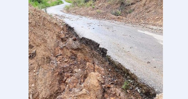 Jalan SMK 4 Kumun Menuju Wisata Bukit Khayangan Nyaris Putus. Foto : Gusnadi / Jambiupdate