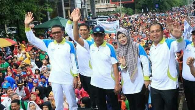 Mendikbud Muhadjir Effendy bersama Gubernur Sulsel Nurdin Abdullah acara Jalan Sehat Gebyar Pendidikan di Makassar, Sulawesi Selatan (Sulsel), Minggu (17/2). (Istimewa)
