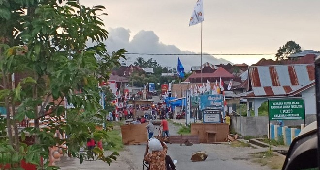 Terlihat Warga Seleman Kerinci Blokir Jalan. Foto : Gusnadi / Jambiupdate
