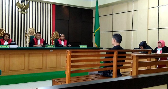 Kades Balai Semurup, Elfian saat mendengarkan tuntutan JPU Kejari Sungai Penuh di Pengadilan Tipikor Jambi, Senin (18/2). Foto : Ist