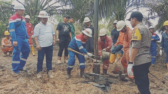 Kegiatan penutupan sunur minya Ilegal. 