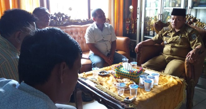 Sejumlah warga, pihak perusahaan dan Kecamatan melakukan mediasi. Foto : Hadinata / Jambiupdate