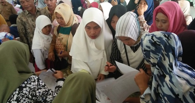 Orang tua murid penerima beasiswa dari gaji walikota Jambi saat antre mengambil beasiswa di Griya Mayang Rumah Dians Walikota Jambi, kemarin sore (18/2). Foto : Ist