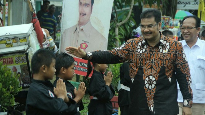 Sutan Adil Hendra saat disambut pendekar cilik. 