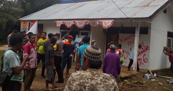  Kantor Rio Dusun Sekar Mengkuang, Kecamatan Limbur Lubuk Mengkuang, Kabupaten Bungo, disegel oleh ratusan masyarakat, Rabu (20/1). Foto : Ferdian / Jambiupdate