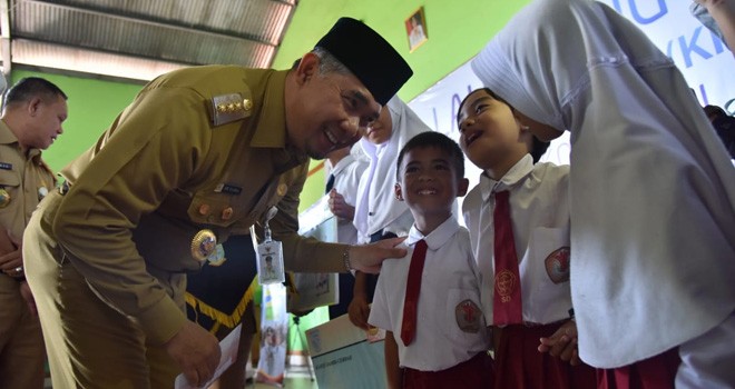 Walikota Jambi memberikan KJC kepada siswa yang mendapat beasiswa di tahun 2019. Foto : Ist