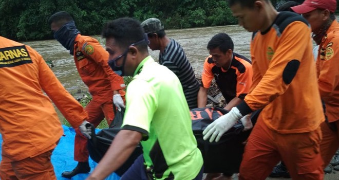 Petugas saat mengevakuasi korban Joko setelah ditemukan, Rabu (20/2). Foto : Wiwin / Jambiupdate
