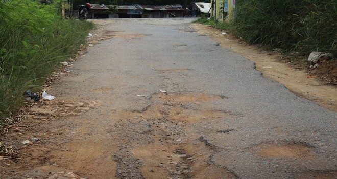 Kondisi salah satu jalan di Kota Jambi aspalnya terkelupas dan butuh perbaikan. Foto : Ist