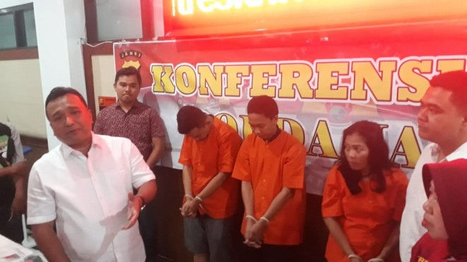 Anggota Jatanras Polda Jambi, berhasil mengungkap komplotan pelaku penipuan online,  Foto : Doni /jambiupdate.