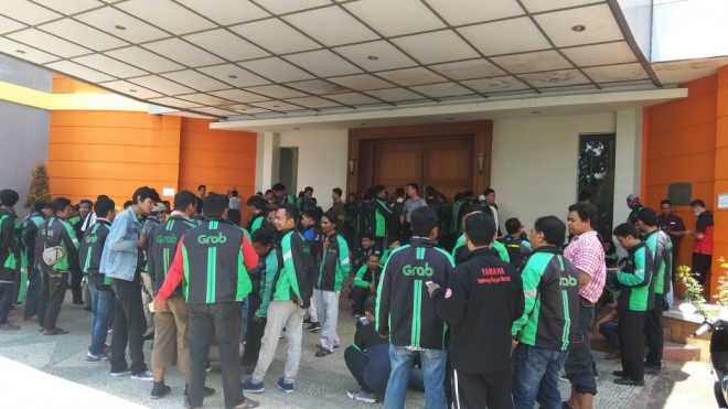 Ratusan pengemudi Grab Bike atau yang biasa dikenal ojek online menggeruduk kantor Grab Indonesia Wilayah Jambi yang berlokasi di Hotel Ratu Jambi, Kamis (21/2). Foto : Safwan / Jambiupdate