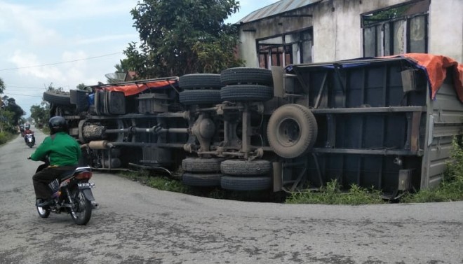 Mobil Fuso Bermuatan Air Mineral Terguling di Bengkolan Tanjung Tanah. Foto : Gusnadi / Jambiupdate