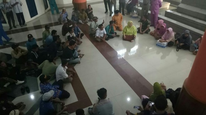 Bupati Masnah (baju Kurung Hijau) saat berdialog bersama masyarakat Kumpeh sambil Lesehan di kantor Bupati Muaro Jambi. 