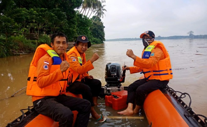 BPBD Batanghari Terus Melakukan Pencarian Korban Tenggelam Di Desa Kuap. Foto : Reza / Jambiupdate