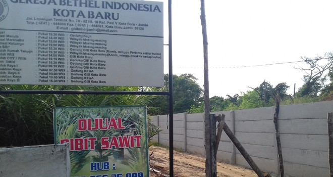 Jalan dikawasan RT 10, Kelurahan Paal 5, Kecamatan Kota Baru, ditembok pemilik tanah. Jalan yang 30 tahun terakhir digunakan sebagai akses jalan umum itu di klaim seseorang yang mengaku pemilik tanah.