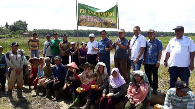 Temui Petani Padi di Jaluko, Bakri Tegaskan Akan Terus Perjuangkan Irigasi Sawah di Senayan. Foto : Ist