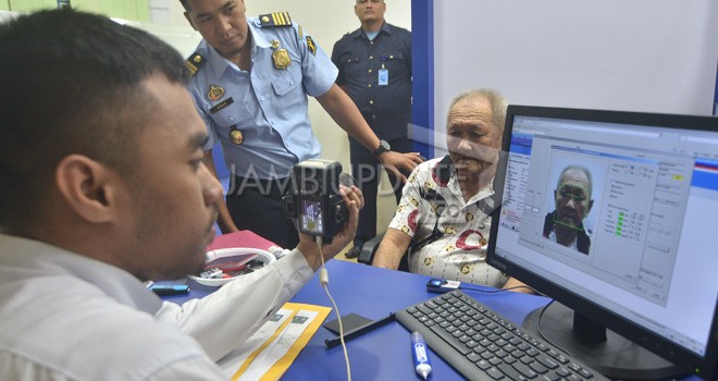 Proses pembuatan paspor di Kantor Imigrasi Kelas I TPI Jambi. Foto : M Ridwan / Jambi Ekspres