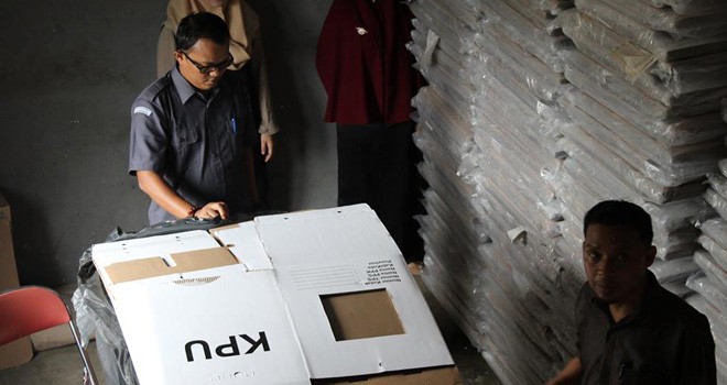 Pimpinan Bawaslu Provinsi Jambi, Fachrul Rozi mengunjungi gudang penyimpanan kotak suara milik Komisi Pemilihan Umum Kota Jambi. Foto : Ist