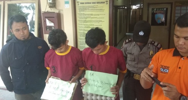 Dua pelaku saat diekspose ke awak media di Mapolsek Jelutung, Jumat (22/2). Foto : Ist