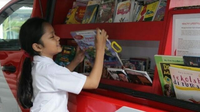 Ilustrasi seorang anak senang membaca buku cerita dongeng untuk memperkaya wawasan. (Istimewa)