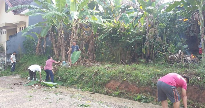Warga bergotong royong membersihkan lingkungan mereka sebagai persiapan mengikuti perlombaan Kampung Bantar. Foto : Ist