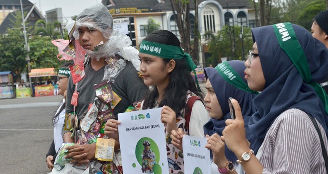 Peringatan Hari Peduli Sampah Nasional (HPSN) di tugu keris, Kota Baru, kemarin (24/2). Massa mengkampanyakenya bahayanya sampah plastik. Foto : M Ridwan / Jambi Ekspres