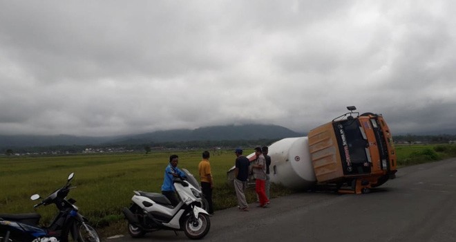 Truk Molen Semen Padang terlihat dalam kondisi terbalik di jalan Desa Tanjung Tanah, Kecamatan Danau Kerinci, Kabupaten Kerinci, Senin (25/2). Foto : Gusnadi / Jambiupdate
