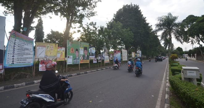 Terlihat APS Caleg yang masih berada di salah satu sudut jalan. 